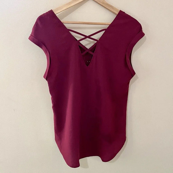 Dynamite| Wine Short Sleeve Top Blouse Woven Back Front Metal Accents Sz S - Picture 5 of 6